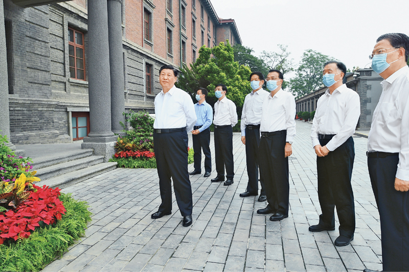 2021年6月(yuè)(yuè)25日，中共中央政治局就(jiù)用好(hǎo)(hǎo)紅(hóng)色資源、赓續紅(hóng)色血脈舉行第三十一(yī)次集體(tǐ)學習。這(zhè)次集體(tǐ)學習采取參觀和討(tǎo)論相結合的形式，這(zhè)是習近平、李克強、栗戰書、汪洋、王滬甯、趙樂(yuè)際、韓正等在北大紅(hóng)樓參觀“光輝偉業 紅(hóng)色序章——北大紅(hóng)樓與中國共産黨早期北京革命活動主題展”。 新(xīn)華社記者 謝環馳/攝